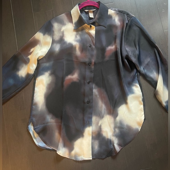 H&M FRONT BUTTON SHIRT WITH SHEEN - Picture 3 of 3